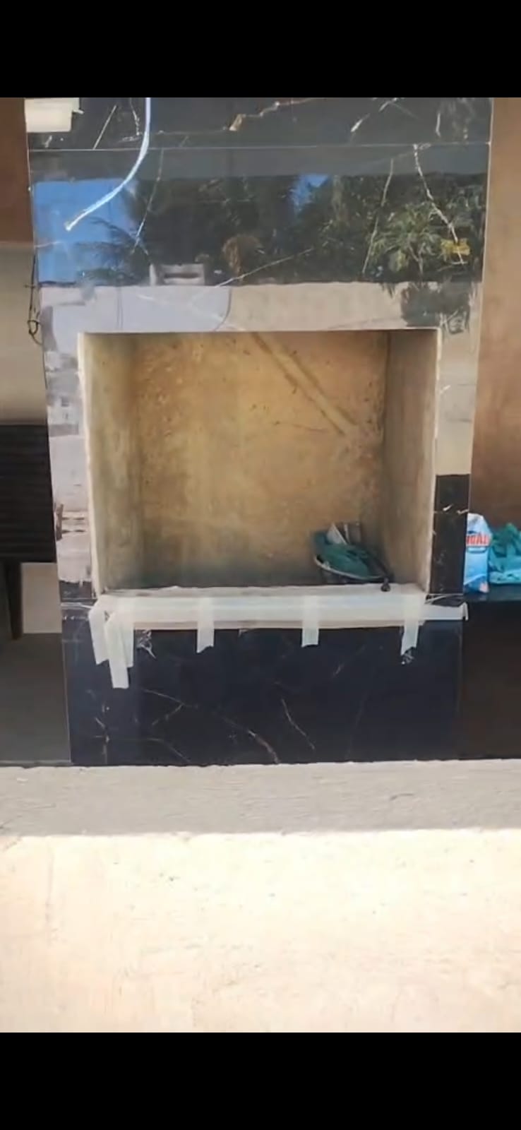 Churrasqueira revestida com acabamento escuro e sofisticado