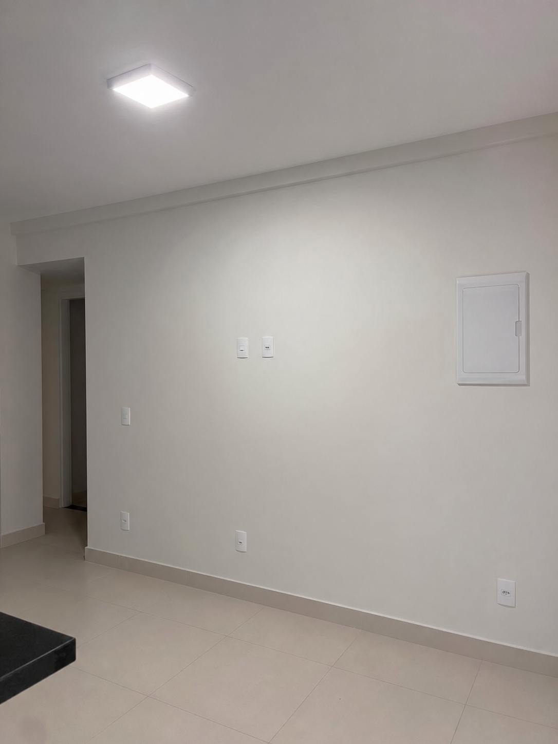 Parte elétrica residencial finalizada com tomadas, interruptores e iluminação instalada