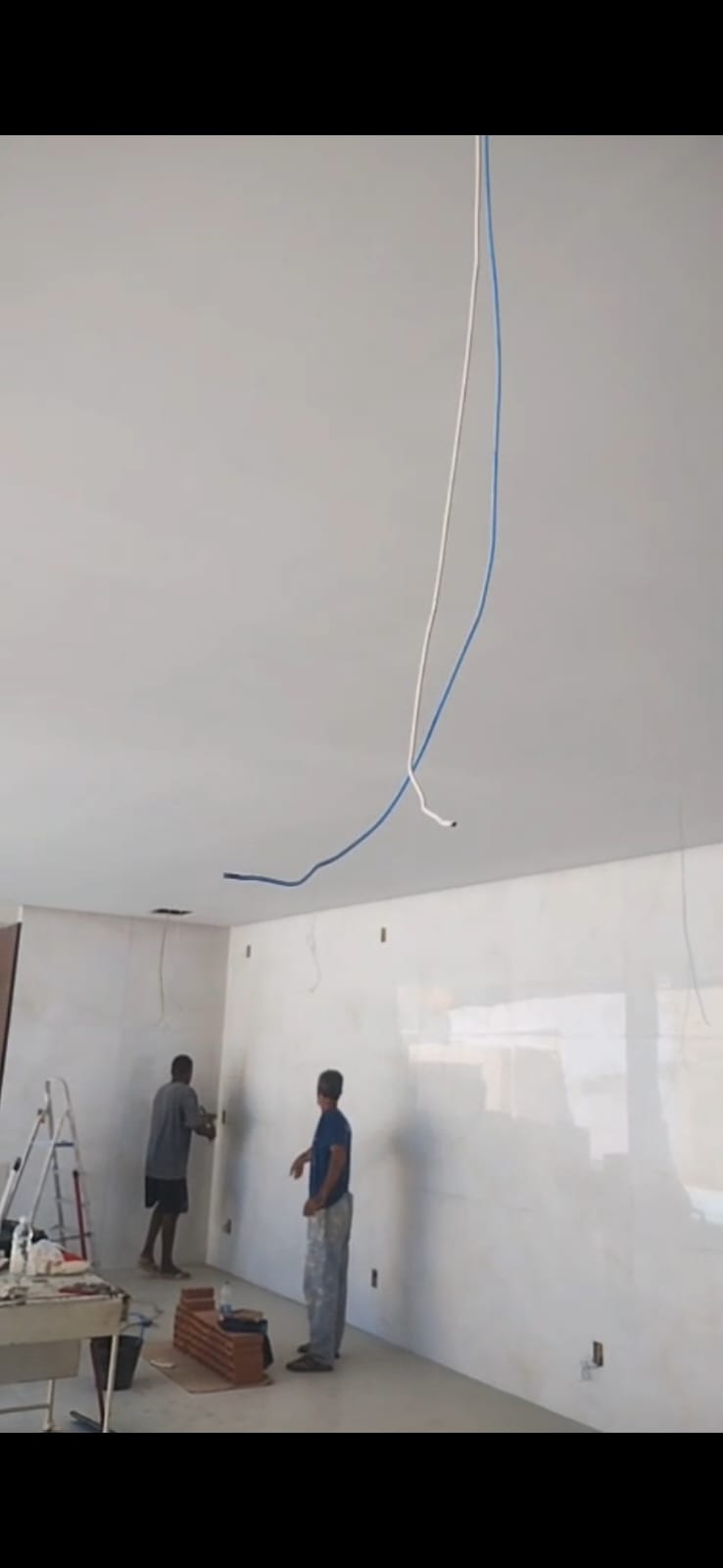 Instalação elétrica em teto durante obra interna