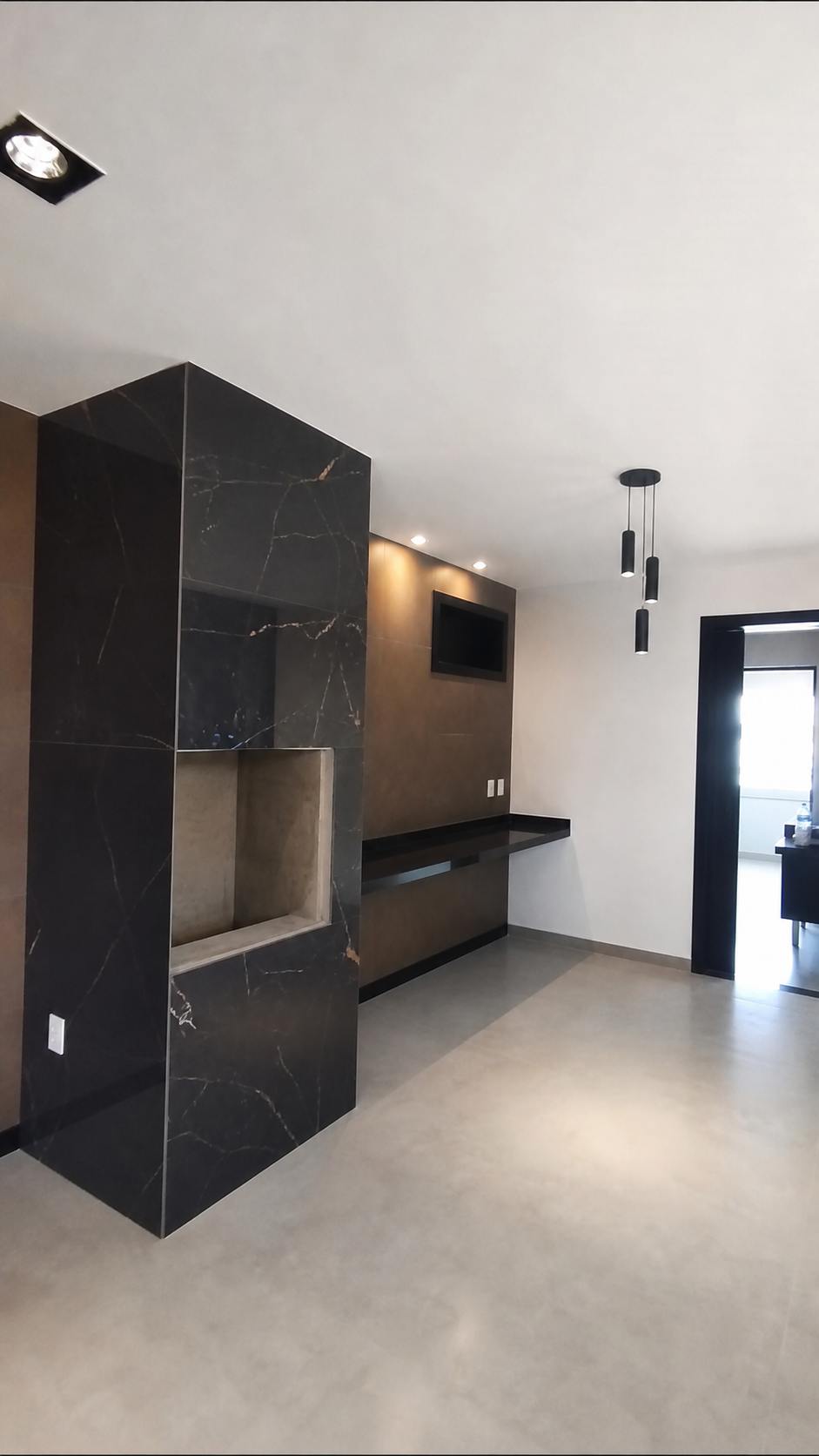 Obra residencial de alto padrão finalizada com acabamento limpo e iluminação moderna