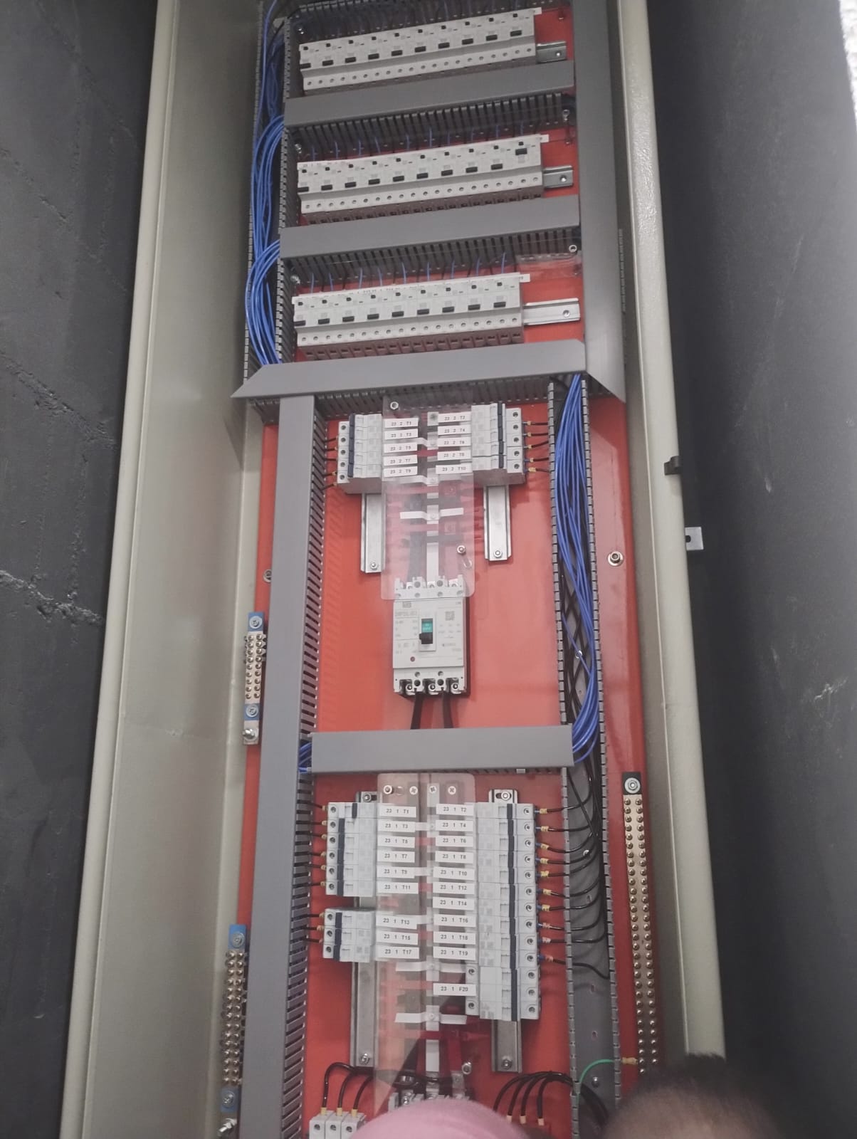 Quadro elétrico organizado com disjuntores e cabeamento identificado